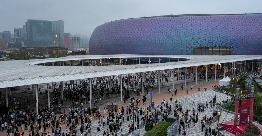 Hong Kong Looks for Ways to Win Back Big-Spending Tourists