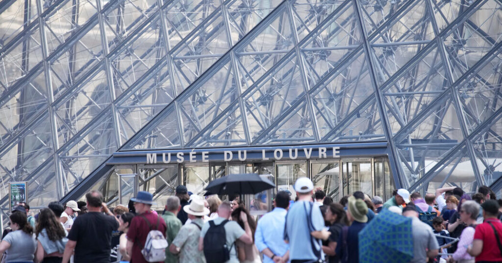 Louvre Staff’s Work Stoppage Shutters Museum for Hours