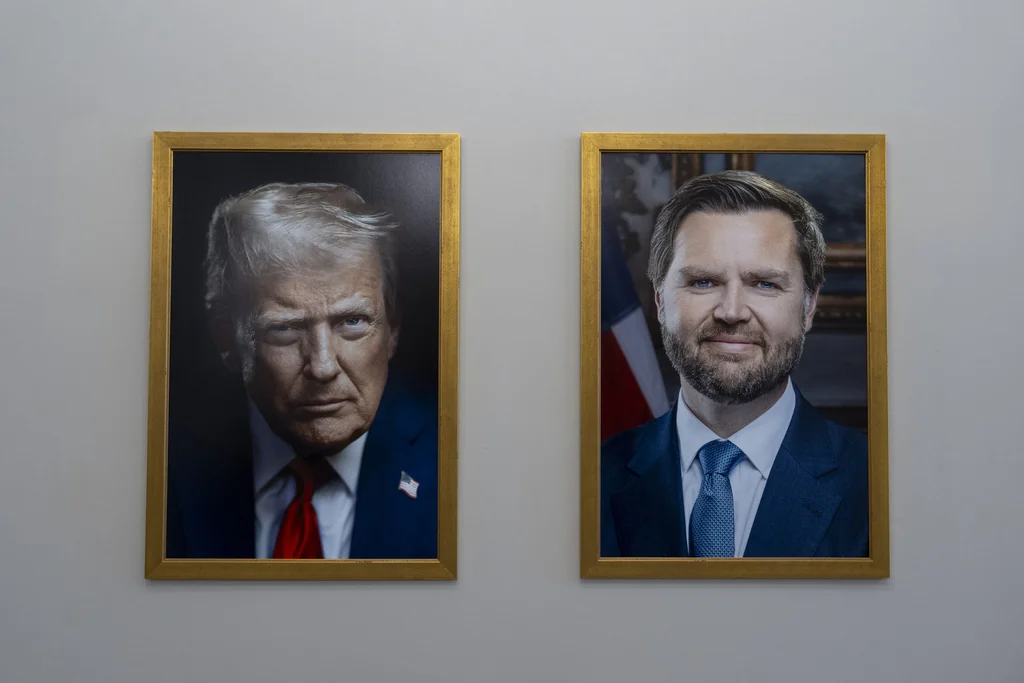 White House unveils new official portrait of Trump