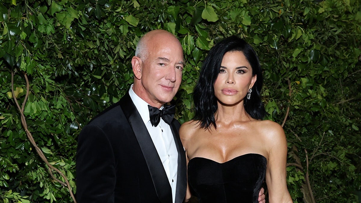Jeff Bezos and Lauren Sánchez celebrity-filled party has venue shake-up: report  at george magazine