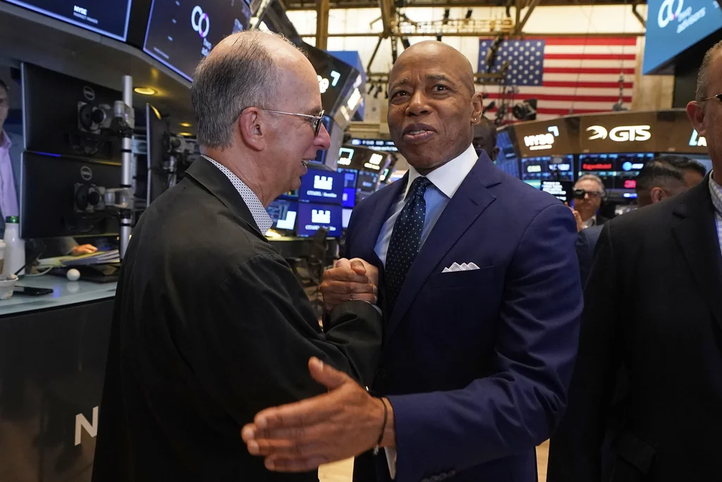 Trump administration shifts rhetoric on Eric Adams as his reelection hopes dwindle