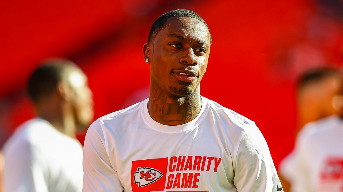 Chiefs star Xavier Worthy leaves Chargers game with shoulder injury after colliding with Travis Kelce  at george magazine