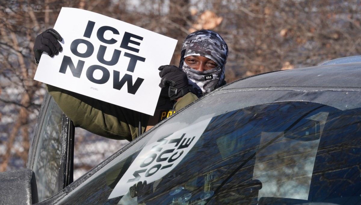 White House floats requiring ICE officers to self-identify in talks with Democrats to reopen DHS at george magazine