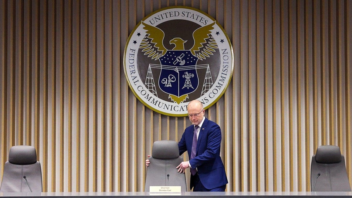 STEVE FORBES, STEPHEN MOORE: America must free its airwaves before China pulls ahead at george magazine