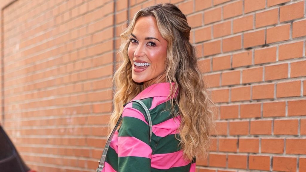 Jena Sims attemps to split the ‘G’ before leaving England, Ray Lewis trains in MMA & my war with Verizon