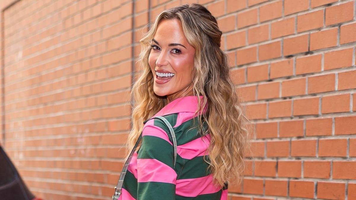 Jena Sims attemps to split the 'G' before leaving England, Ray Lewis trains in MMA & my war with Verizon at george magazine