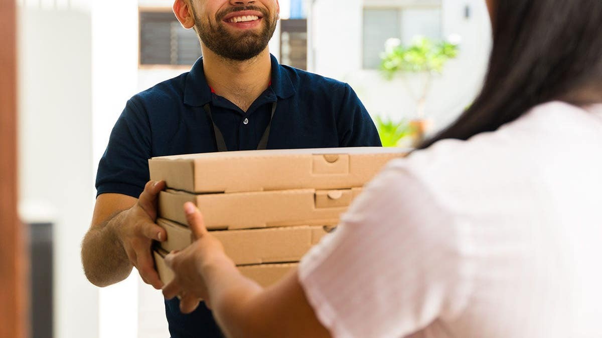 Pizza delivery man deserves a raise after walking past a black bear to deliver customer's order  at george magazine