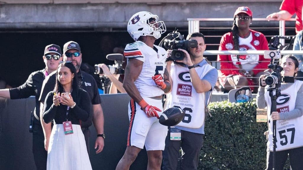 Unranked Auburn upsets top-ranked Georgia with walk-off field goal, marking wild feat not seen in 36 years