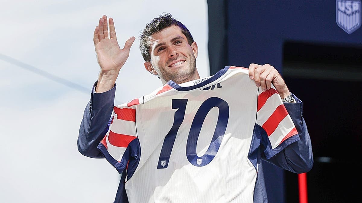 Christian Pulisic showed up on Megan Moroney's lock screen picture after the Victoria's Secret Fashion Show at george magazine