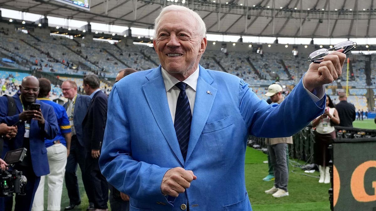 Cowboys owner Jerry Jones recounts Green Bay bare-butt story that left cringeworthy image in his mind  at george magazine