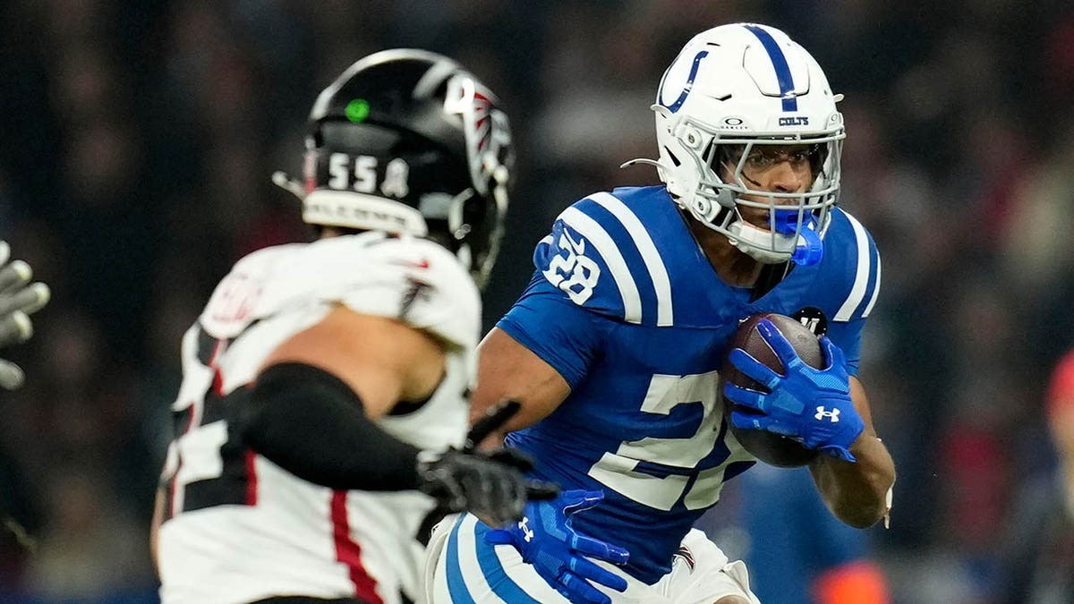 Colts and Patriots 6-point teaser is the football betting play of the week at -130 odds at george magazine